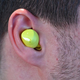 Los Galaxy Buds cuentan con lados sensibles al tacto que se pueden tocar para realizar varias funciones, como hacer una pausa en la música o saltar a la siguiente canción.